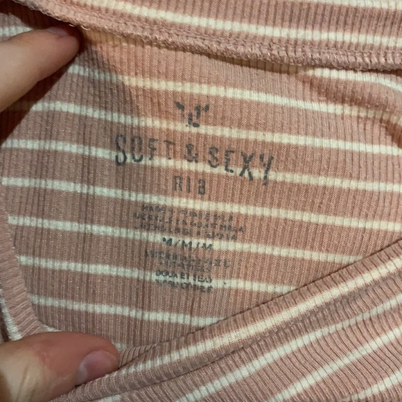 Soft and sexy ribbed AE crop top - Picture 2 of 2